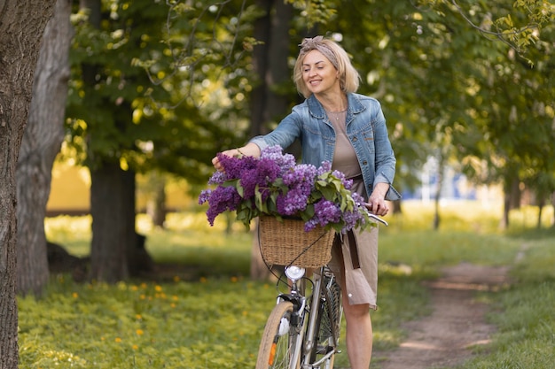 Mulher de tiro médio andando de bicicleta