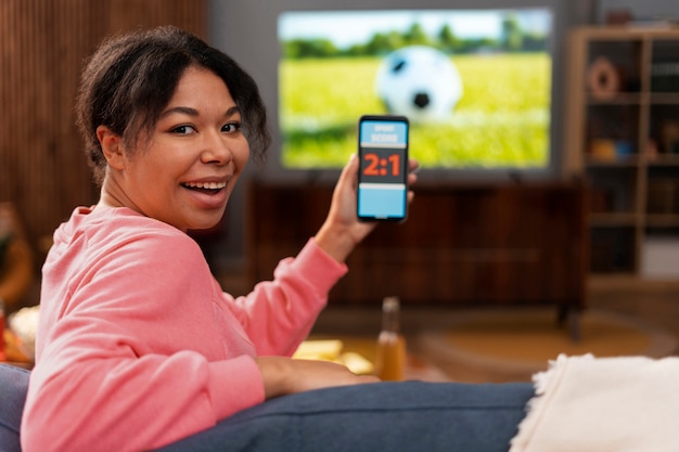 Mulher de tiro médio assistindo esportes