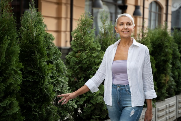 Mulher de tiro médio caminhando ao ar livre