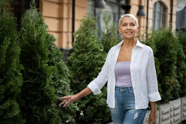 Mulher de tiro médio caminhando ao ar livre