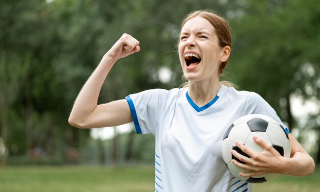 Mulher de tiro médio com bola animando