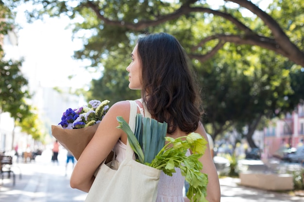 Mulher de tiro médio com bolsa ecológica