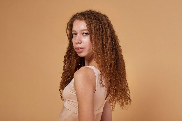 Foto grátis mulher de tiro médio com cabelo encaracolado