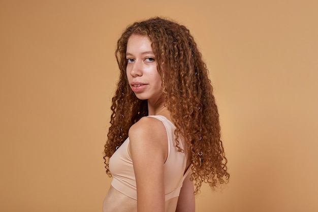 Mulher de tiro médio com cabelo encaracolado