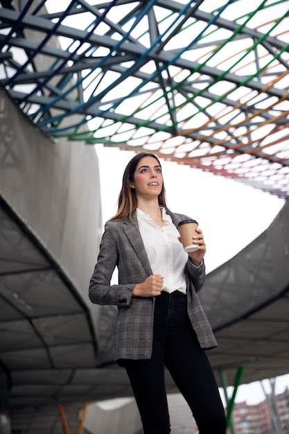 Mulher de tiro médio com café