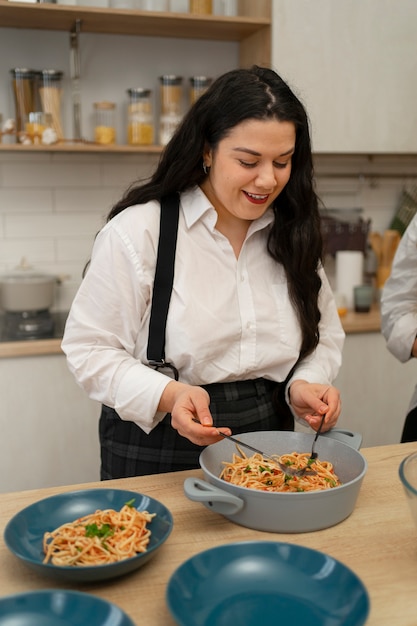 Mulher de tiro médio com comida deliciosa