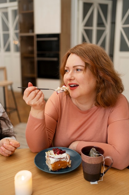 Mulher de tiro médio com comida deliciosa