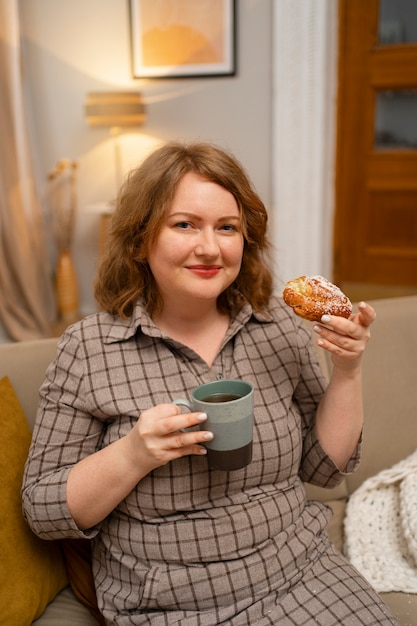 Foto grátis mulher de tiro médio com comida deliciosa