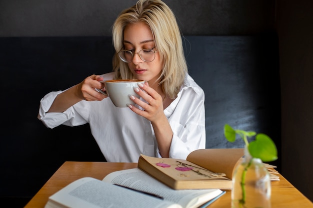 Mulher de tiro médio com diário e livro