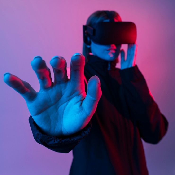 Foto grátis mulher de tiro médio com dispositivo futurista