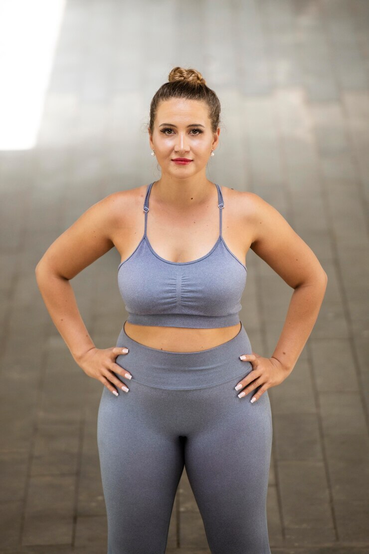 Foto grátis mulher de tiro médio com equipamento esportivo