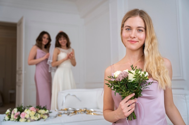 Mulher de tiro médio com flores