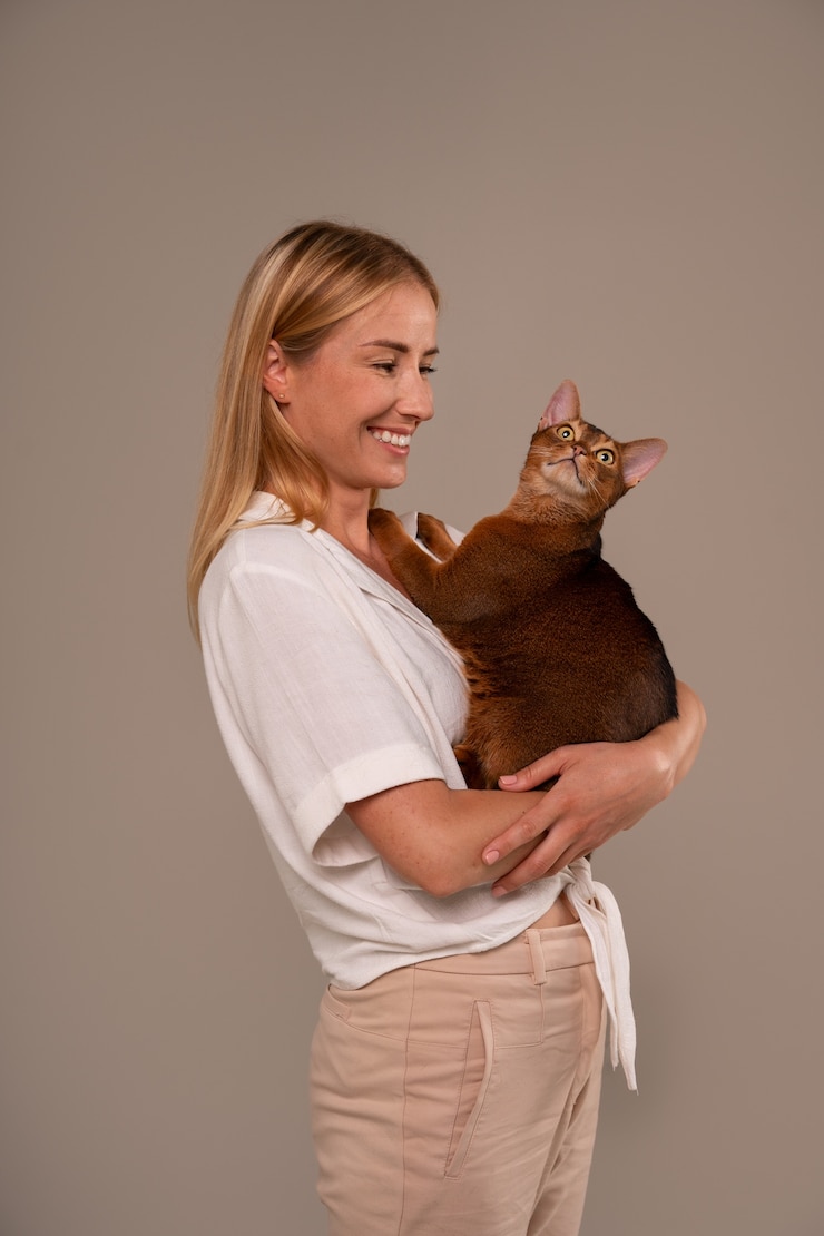 Foto grátis mulher de tiro médio com gato em estúdio