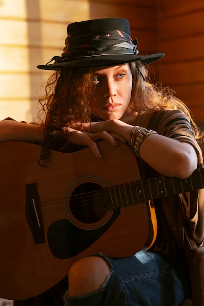 Foto grátis mulher de tiro médio com guitarra