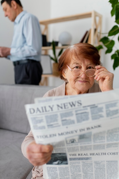 Mulher de tiro médio com jornal