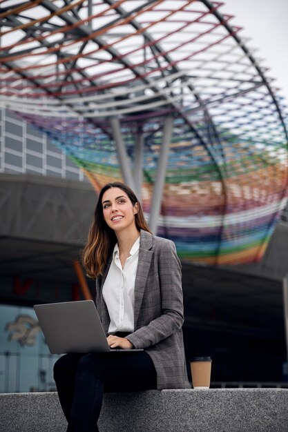 Mulher de tiro médio com laptop