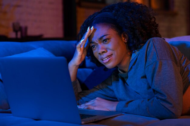 Mulher de tiro médio com laptop