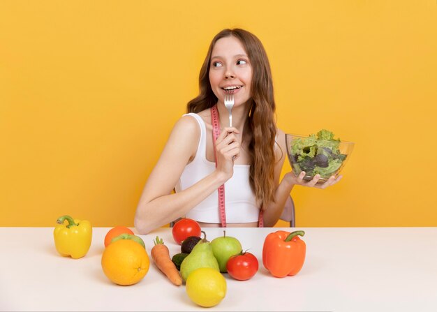 Mulher de tiro médio com legumes