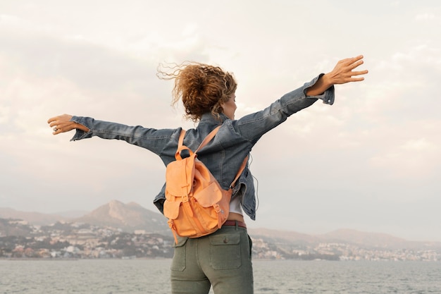 Foto grátis mulher de tiro médio com mochila