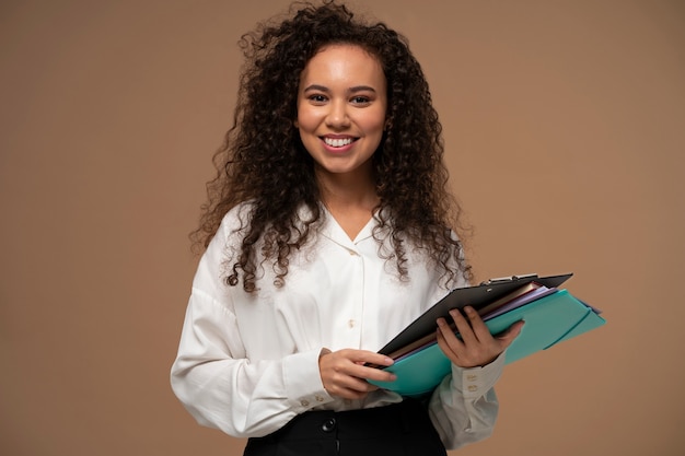 Foto grátis mulher de tiro médio com papelada