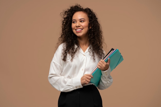 Foto grátis mulher de tiro médio com papelada