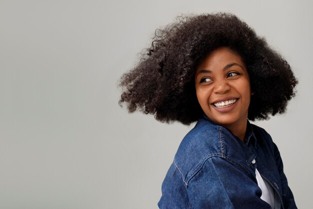 Mulher de tiro médio com penteado afro