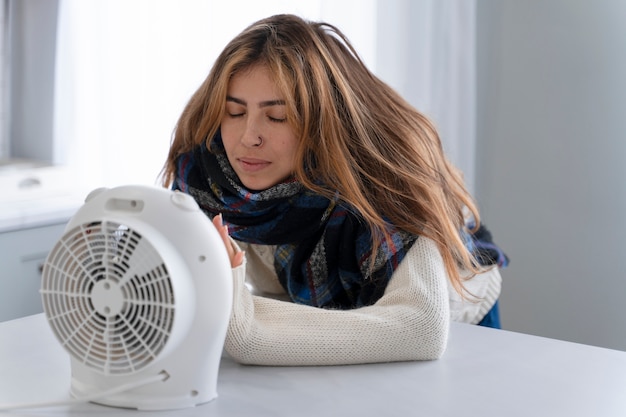 Mulher de tiro médio com pequeno aquecedor