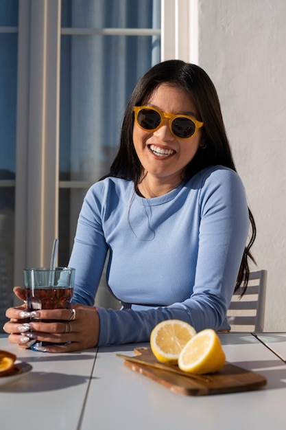 Foto grátis mulher de tiro médio com saboroso kombucha