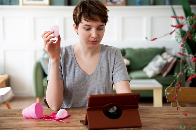 Foto grátis mulher de tiro médio com tablet na mesa