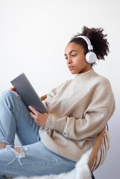 Mulher de tiro médio com tablet