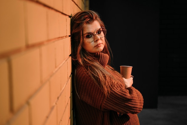Foto grátis mulher de tiro médio com xícara de café