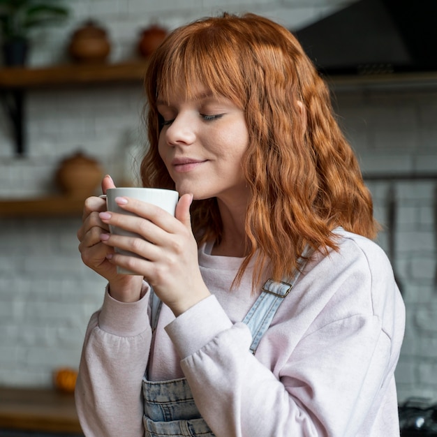 Mulher de tiro médio com xícara de café