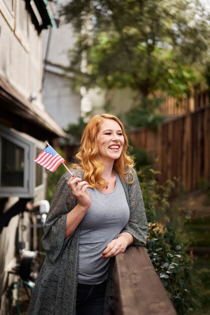 Mulher de tiro médio comemorando o dia da independência dos eua