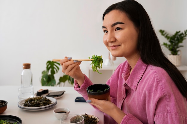 Foto grátis mulher de tiro médio comendo em casa