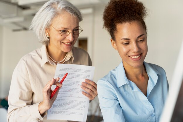 Mulher de tiro médio corrigindo erros de gramática