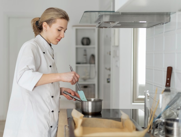 Mulher de tiro médio cozinhando