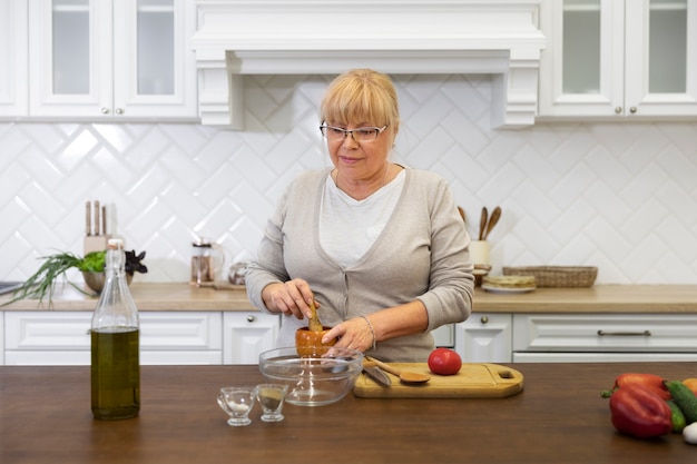 Foto grátis mulher de tiro médio cozinhando