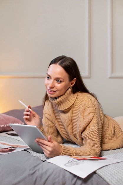 Foto grátis mulher de tiro médio desenhando no ipad