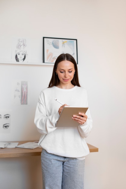 Foto grátis mulher de tiro médio desenhando no ipad