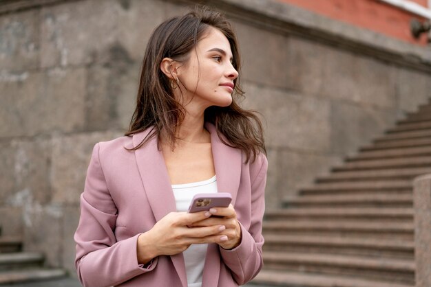 Mulher de tiro médio digitando