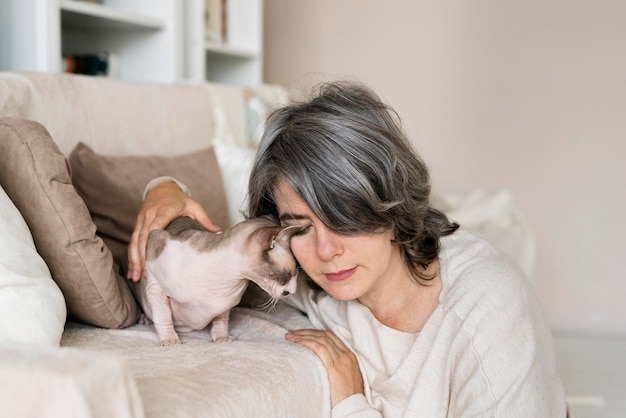 Mulher de tiro médio e gato fofo