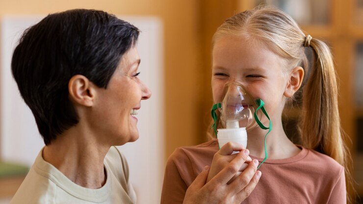 Foto grátis mulher de tiro médio e menina com nebulizador