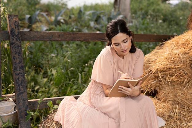 Foto grátis mulher de tiro médio escrevendo ao ar livre