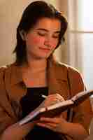 Foto grátis mulher de tiro médio escrevendo em seu diário