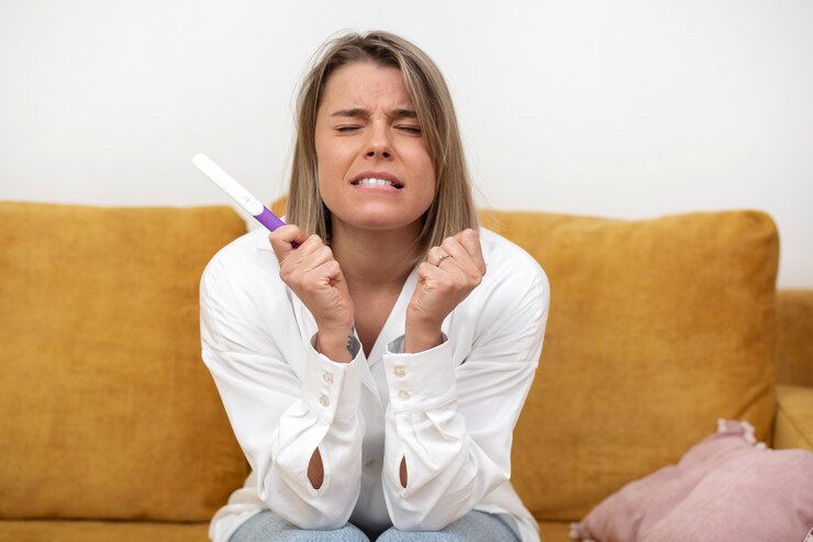 Foto grátis mulher de tiro médio esperando a gravidez