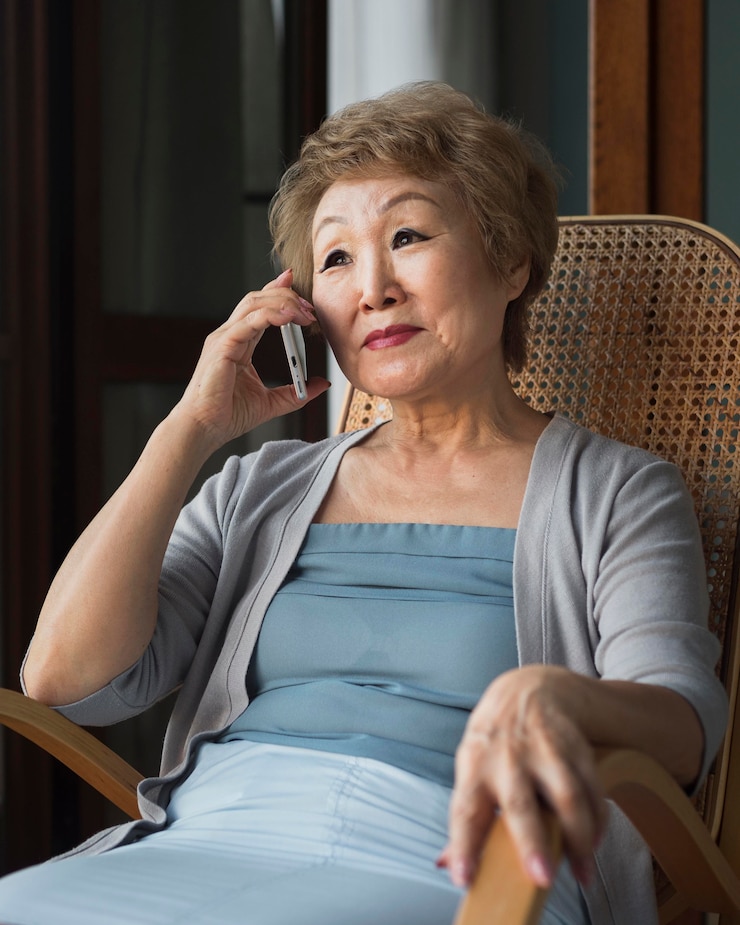 Foto grátis mulher de tiro médio falando ao telefone