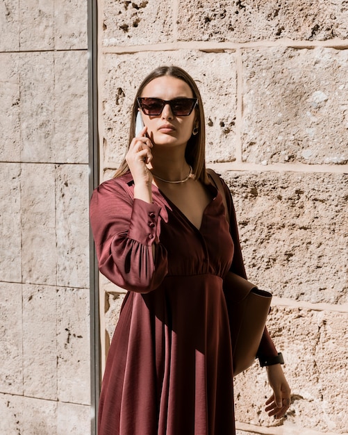 Foto grátis mulher de tiro médio falando ao telefone