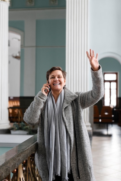 Foto grátis mulher de tiro médio falando no telefone