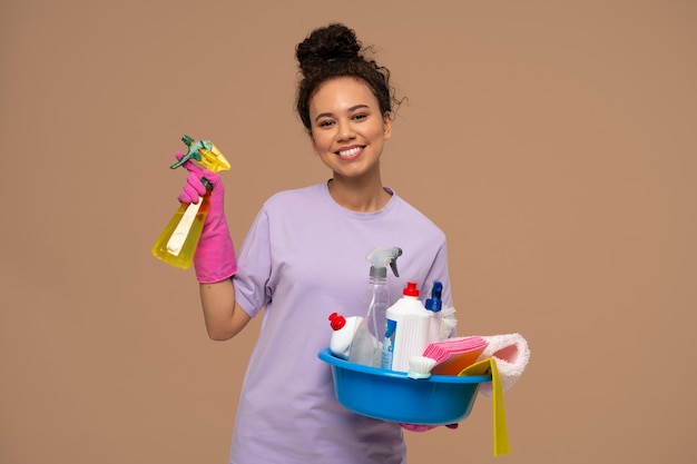 Foto grátis mulher de tiro médio fazendo tarefas domésticas