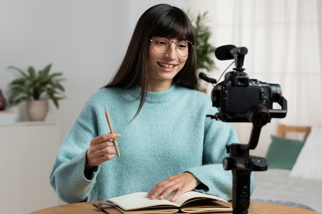 Mulher de tiro médio gravando a si mesma